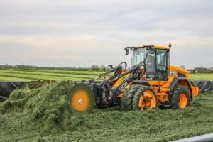 MAMMUT Siloverteiler im Einsatz im Fahrsilo mit JCB Radlader