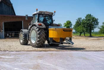 MAMMUT Zwangsmischer für Traktor vor der fertig betonierten Fläche