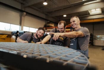 MAMMUT Maschinenbau , drei Mitarbeiter in der Endmontage stehen vor dem Zwangsmischer