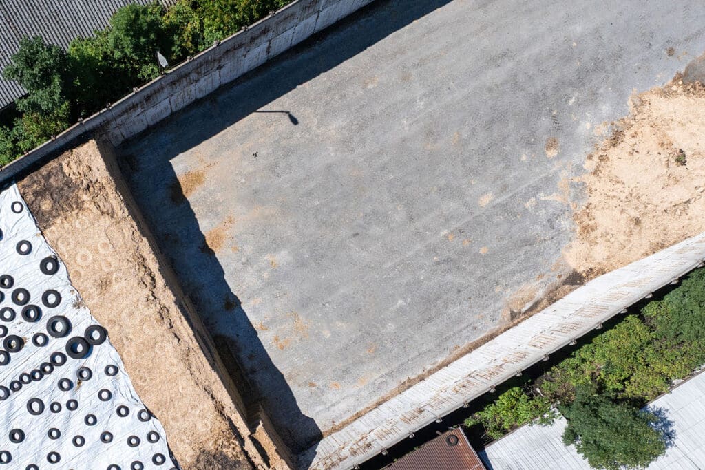 Rijdende silo met slechte silage die door nabewarming niet meer als veevoer of voor andere doeleinden kan worden gebruikt
