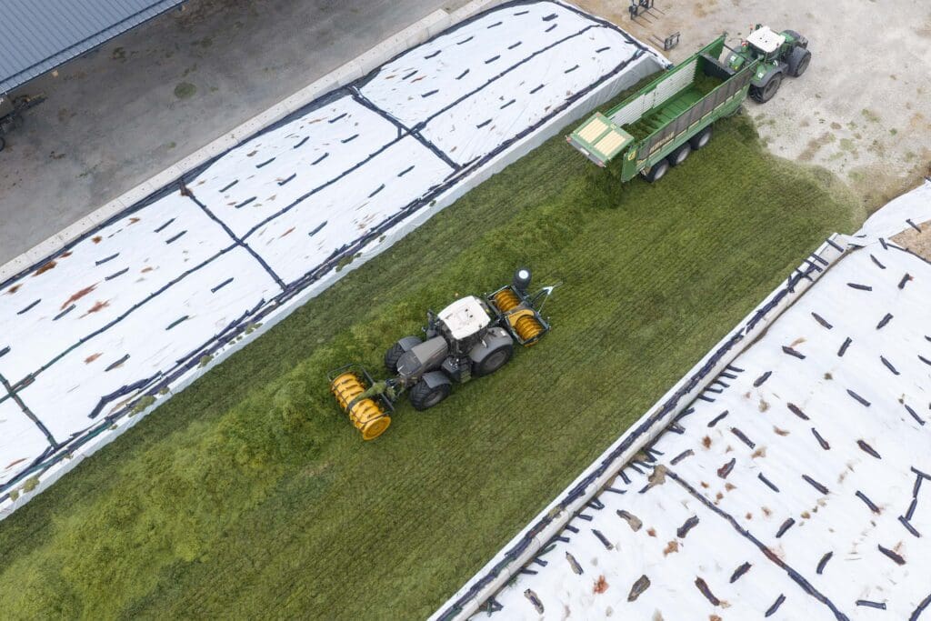 De verdichtingwals met Koloss op de Fendt verdeelt en verdicht het geloste kuilvoer en zorgt voor een toename van de droge stof in de silo