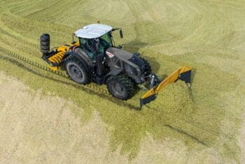 Foldable silage dozer blade for efficient maize harvesting