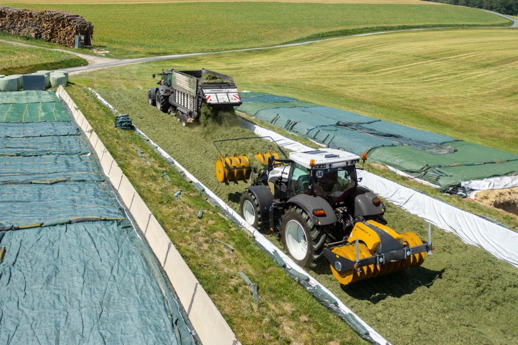 Best silage quality with MAMMUT Silage spreader and silage roller at every grass harvest