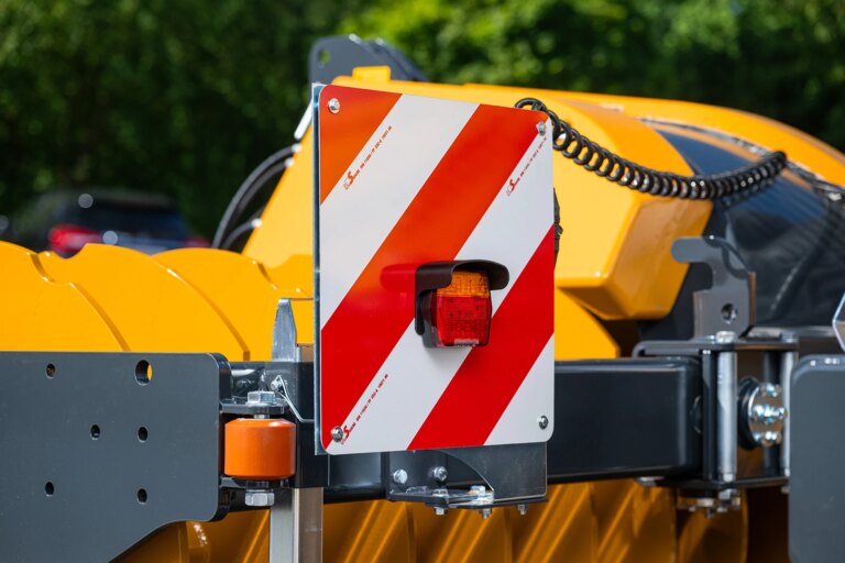 MAMMUT Straßenbeleuchtungsanlage montiert auf der Silowalze SILO KOMPAKT