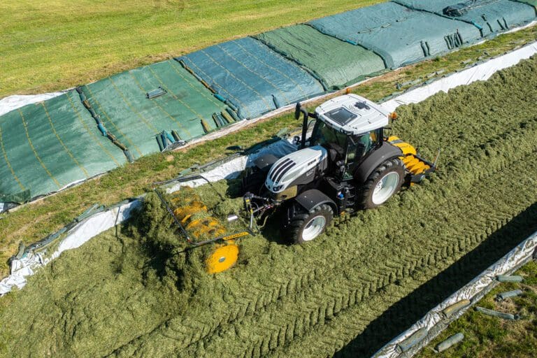 schwenkbarer Siloverteiler SILO FOX mit Steyr Traktor bei der Futterverteilung