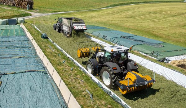 Siloverteiler und Silagewalze von MAMMUT im Einsatz bei Grassilage