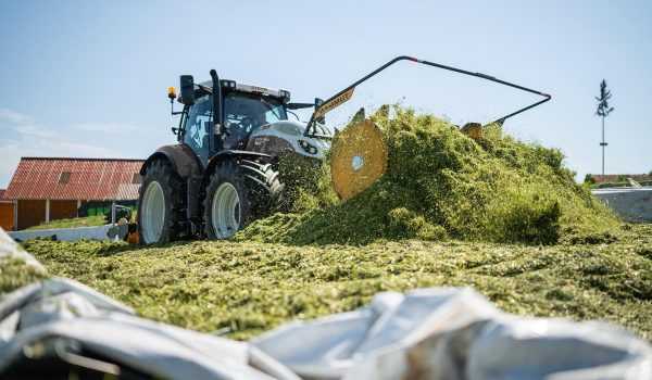 Siloverteiler im Einsatz bei Grassilage - MAMMUT