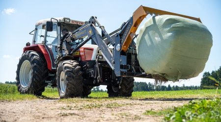 Coupe-balles POWER CUT facilite le transport des balles rondes avec un tracteur