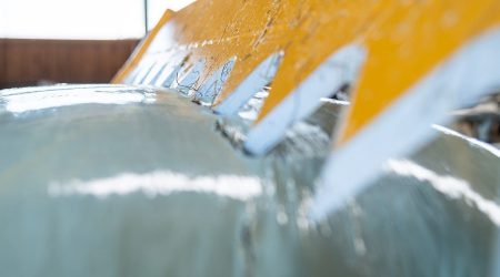 Coupe-balles POWER CUT avec peu de résistance avec les couteaux Hardox soudés dans la balle de silo