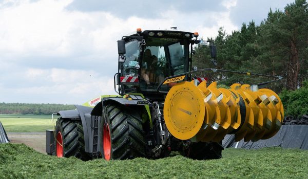 Claas Xerion mit Siloverteiler Silo Fox KOLOSS bei der Grünfutterernte