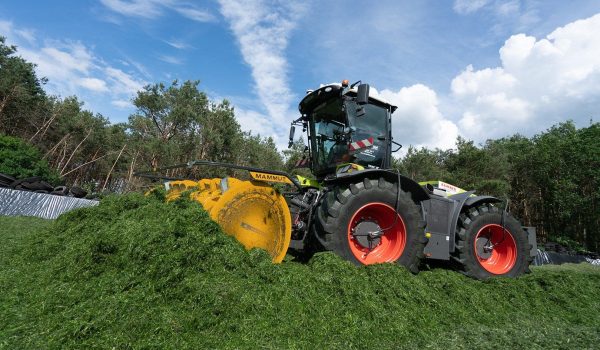 Claas Xerion mit Siloverteiler Silo Fox KOLOSS