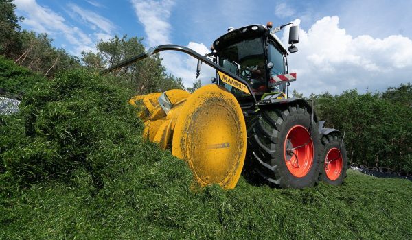 Claas Xerion mit Siloverteiler KOLOSS von MAMMUT