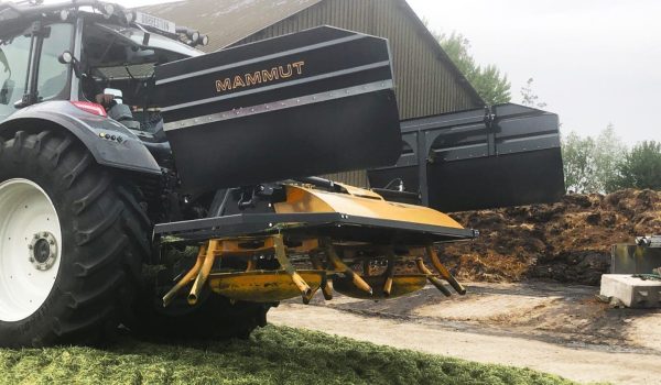 Kreisel-Siloverteiler ST 290 CERES im Einsatz am Flachsilo