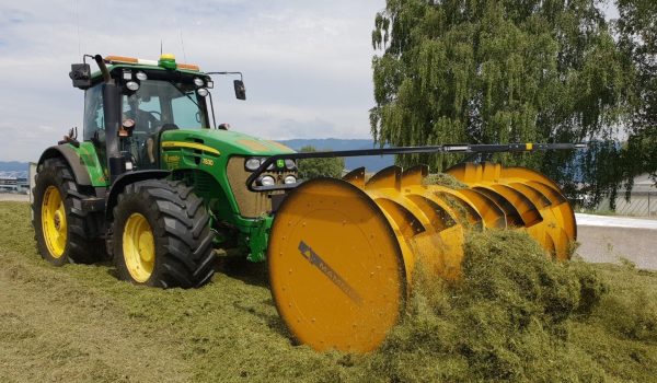 Siloverteiler im Einsatz beim Gras-Silieren mit Lohnunternehmen Winkler