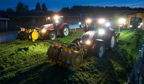 MAMMUT Futterernte-XXL zwei Walzschlepper Konrad