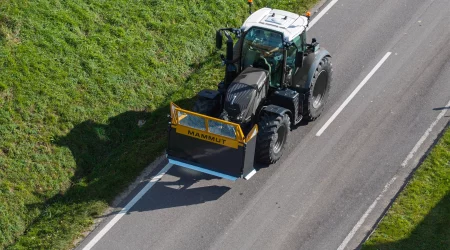 MAMMUT Maisschiebeschild am Traktor, Transport auf der Straße