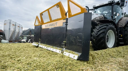 MAMMUT Maisschiebeschild am Traktor und am Fahrsilo mit Magnetitbeschwerung