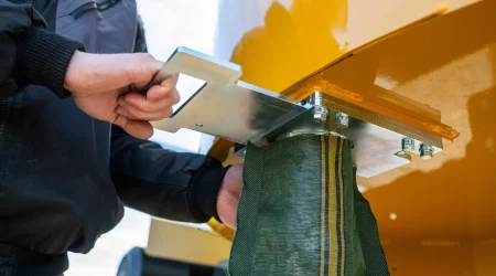 MAMMUT TURBO MIX pan mixer, person opens the Silo Fill silo bag filling spout