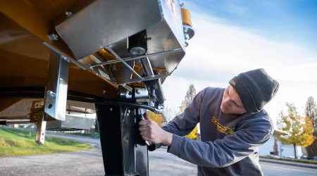 MAMMUT TURBO MIX pan mixer, person retrofits the hydraulic sliding opening on the TM 150