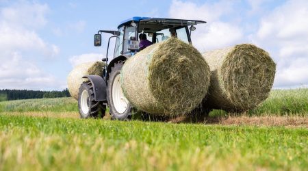 Rundballentransportgeräte - zuverlässiger Transport mit Rundballengabel am Traktor