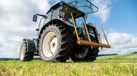 Rundballentransportgeräte - Rundballengabel ist hydraulisch hochklappbar für eine sichere Fahrt auf der Straße