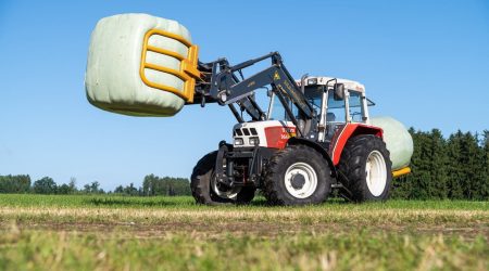 Round bale transport devices - Round bale clamping tine PREMIUM and round bale tine on the tractor