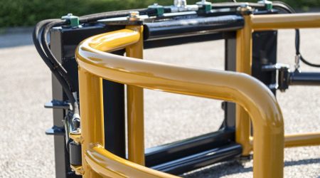 Matériel de transport de balles rondes - La pince à balles rondes protège le film des balles grâce à la forme arrondie des bras de préhension