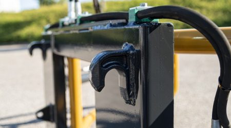 Matériel de transport de balles rondes - L'adaptation Euro est un équipement standard sur la pince à balles rondes SMART.