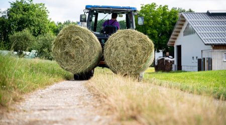 Round bale transport devices - Round bale fork with hydraulically folding tines