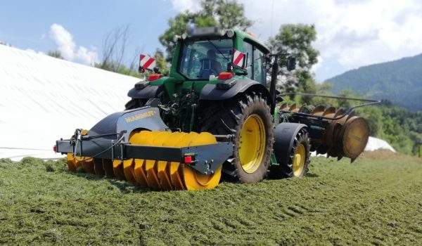 Siloverteiler SILO FOX und Silagewalze SILO KOMPAKT im Einsatz beim Lohnunternehmen Winkler KG
