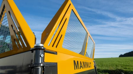 MAMMUT Maisschiebeschild, unter dem Gitter befindet sich die Magnetitfüllöffnung