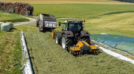 Silowalze und Siloverteiler im Einsatz bei Ladewagensilage