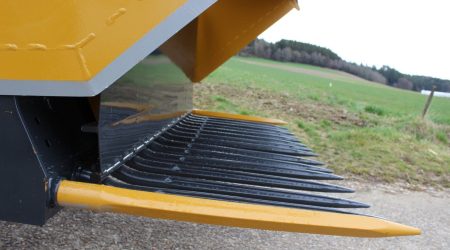 SILO CAT silo shears - When removing silage from the feed silo, the pusher is perpendicular on the frame of the silo shears