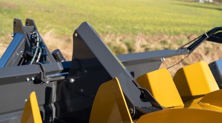 Tôles déflectrices sur la tête d'attelage de l'épandeur d'ensilage MAMMUT