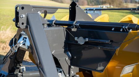 Tôle de guidage à l'arrière de l'épandeur d'ensilage