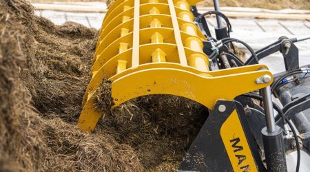 Bovenste grijper van de pelikaanhapper SILO GRIP in gebruik met kuilgras