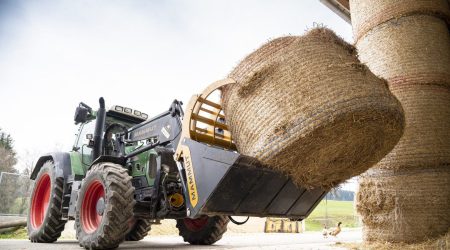 Strobalen transport met de Pelikaanhapper SILO GRIP