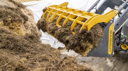 Pelikaanhapper SILO GRIP volledig geladen met kuilgras