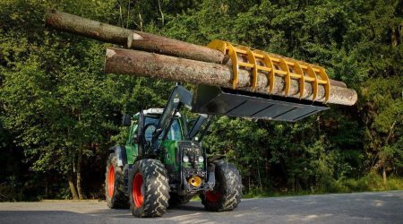 Transport van boomstammen met de pelikaanhapper SILO GRIP