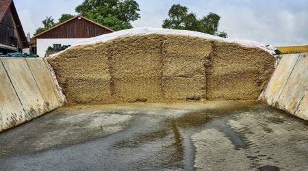 Kuilhapper met dichte bodem SILO BUCKET zorgt voor een schone rijsilo en transportroute