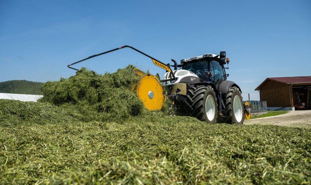Epandeur d'ensilage en montage frontal - utilisation pour l'ensilage d'herbe