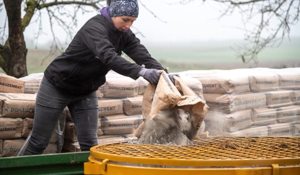 Zement wird in den Zwangsmischer gefüllt