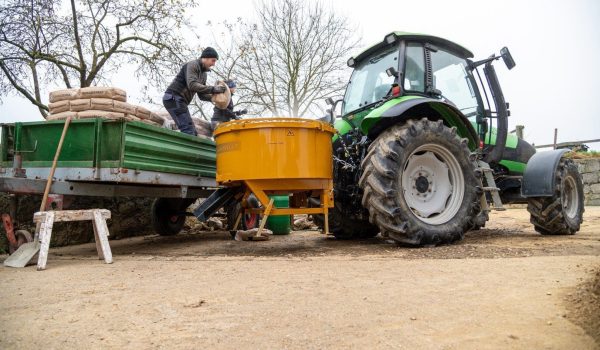 Betonmischer wird über die Zapfwelle am Traktor betrieben