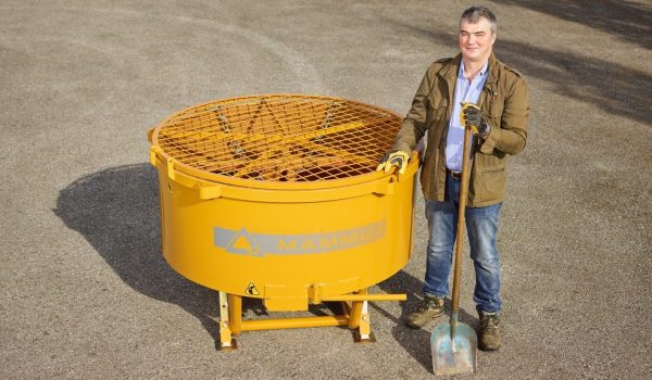 Peter Wimmer mit seinem Betonmischer TURBO MIX