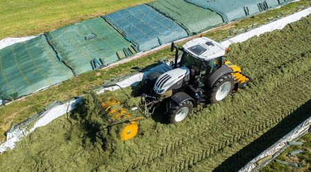 Ensiling with MAMMUT silage spreader and silage roller