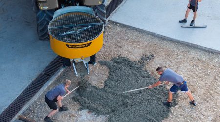 MAMMUT Zwangsmischer für Traktor TURBO MIX, Beton wird auf der Fläche von Arbeitern verteilt