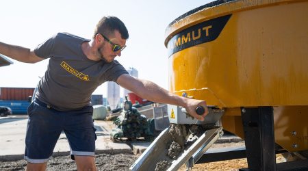 MAMMUT Zwangsmischer für Traktor TURBO MIX Person öffnet den Schieber und Beton fließt auf Baufläche